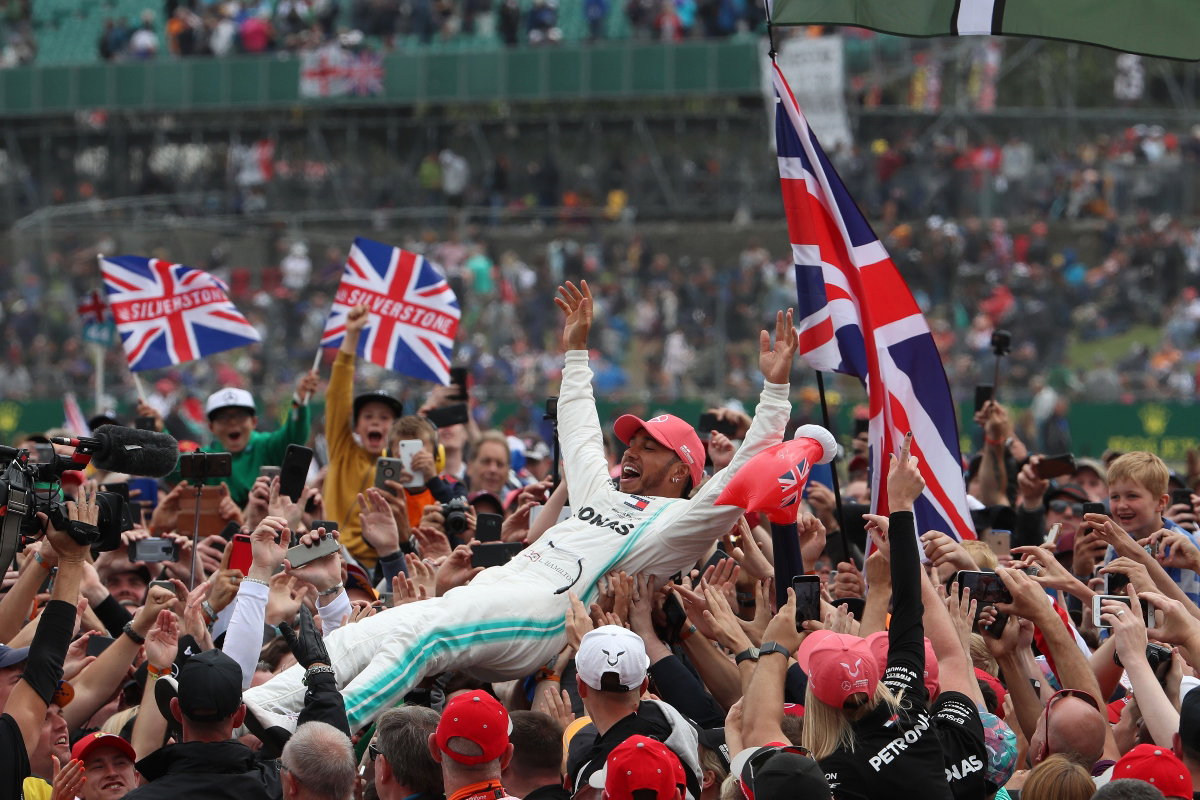 Lewis Hamilton mendesak 'waktu untuk merenung' selama krisis virus corona